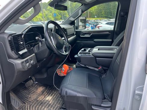 Used 2024 Chevrolet Silverado 3500 LT AWD/4WD image 3