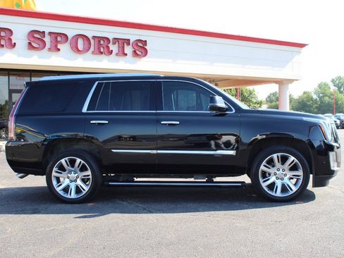 Used 2017 Cadillac Escalade Premium Luxury RWD image 3