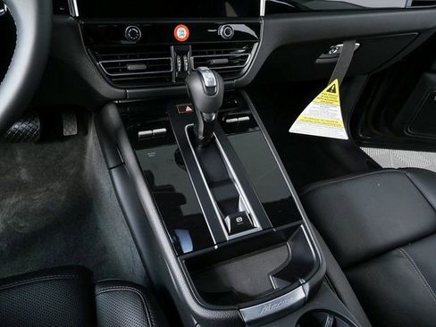 Used 2026 Porsche Macan AWD/4WD image 15