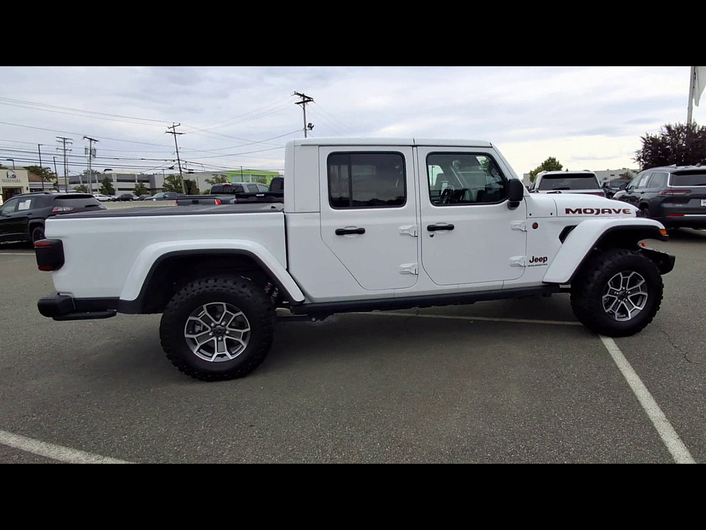 Used 2025 Jeep Gladiator Mojave AWD/4WD image 9