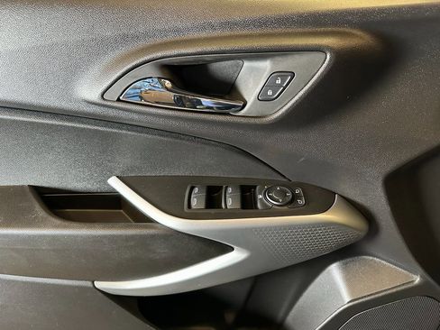 Used 2025 Chevrolet Trax LS w/ LS Convenience Package image 18