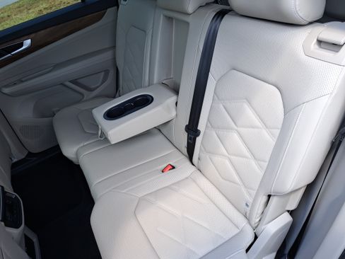 Certified 2025 Volkswagen Atlas SE FWD image 14