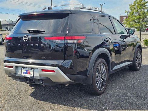 Used 2024 Nissan Pathfinder SL w/ SL Premium Package AWD/4WD image 3