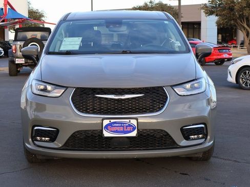 Used 2023 Chrysler Pacifica Touring-L image 8