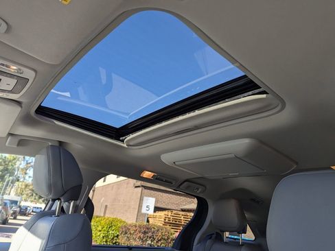 Used 2024 Toyota Sienna Limited image 22