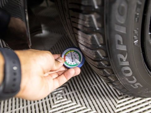 Used 2020 Land Rover Discovery HSE image 43