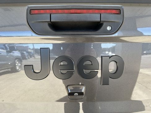 Used 2023 Jeep Gladiator Willys image 31