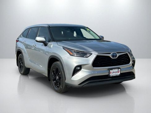 Used 2023 Toyota Highlander LE image 3