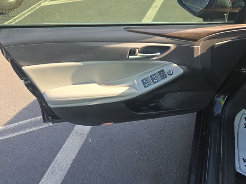 Used 2019 Toyota Avalon XLE w/ Moonroof Package image 10