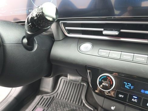 Used 2024 Hyundai Elantra Limited image 17