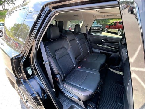 Used 2024 Nissan Pathfinder Platinum w/ Black Appearance Package AWD/4WD image 23