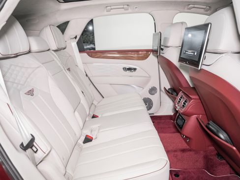 Used 2025 Bentley Bentayga image 25