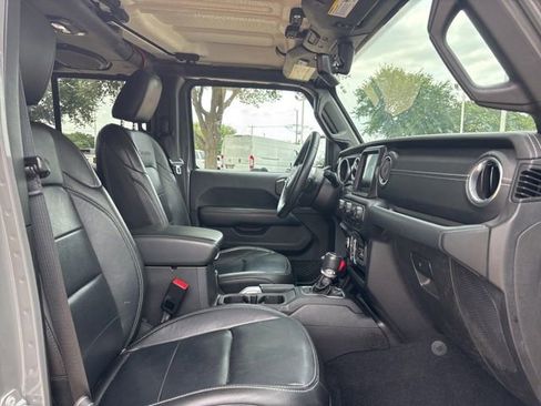Used 2018 Jeep Wrangler Unlimited Sahara AWD/4WD image 11