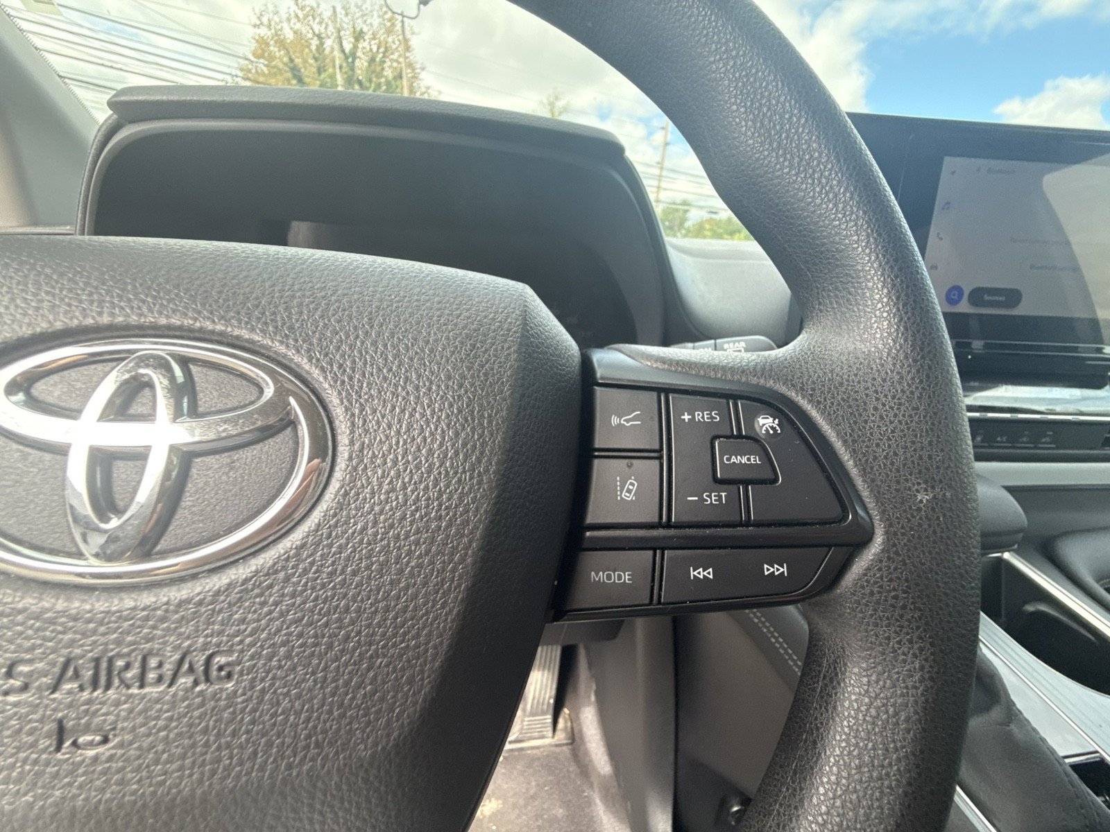 Used 2025 Toyota Sienna LE FWD image 18