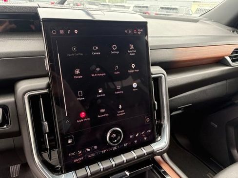 Used 2025 GMC Yukon XL Denali AWD/4WD image 17