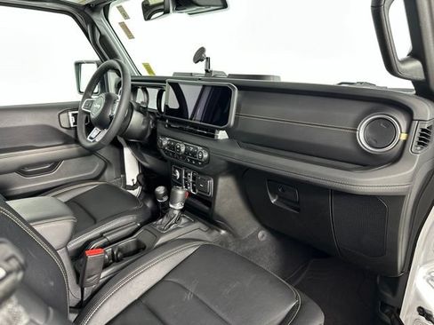Used 2025 Jeep Wrangler Unlimited Sahara AWD/4WD image 26