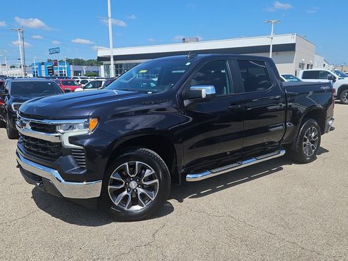 Used 2022 Chevrolet Silverado 1500 LT AWD/4WD image 2