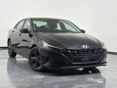 Used 2022 Hyundai Elantra SEL w/ Convenience Package FWD image 2