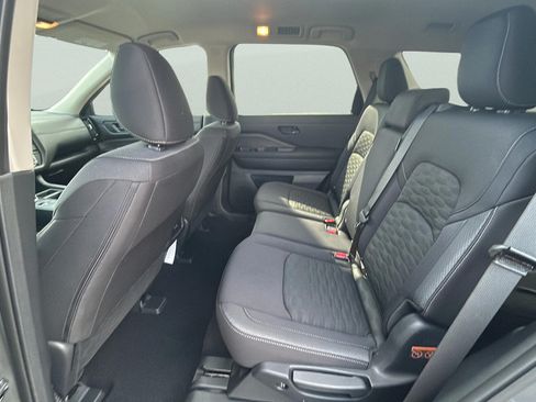 Used 2025 Nissan Pathfinder S FWD image 25