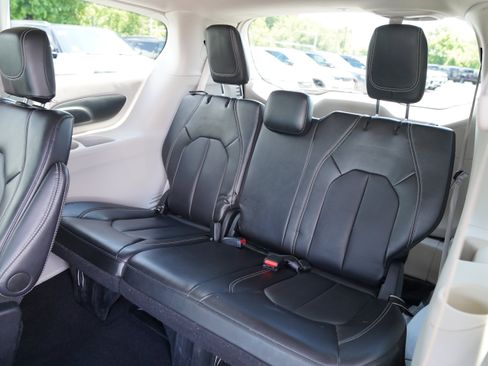 Used 2024 Chrysler Pacifica Touring-L FWD image 7