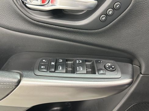 Used 2019 Jeep Cherokee Limited image 18