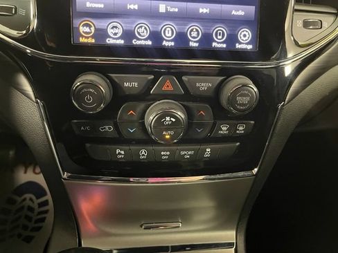 Used 2021 Jeep Grand Cherokee Laredo X AWD/4WD image 34