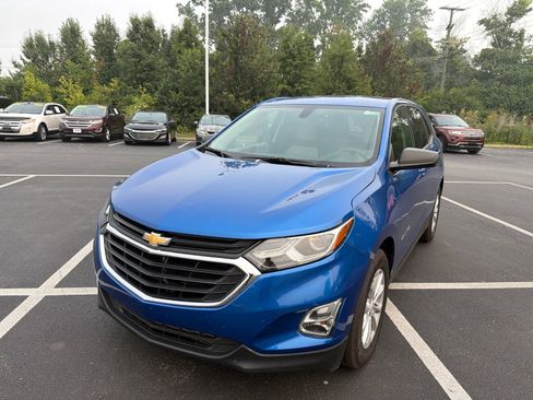 Used 2019 Chevrolet Equinox LS w/ LS Convenience Package FWD image 2