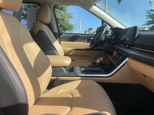Certified 2024 Kia Carnival LX FWD image 18