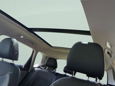 Used 2023 Volkswagen Taos SE w/ Panoramic Sunroof Package FWD image 19