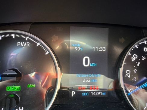 Used 2021 Toyota RAV4 XLE w/ Convenience Package AWD/4WD image 4
