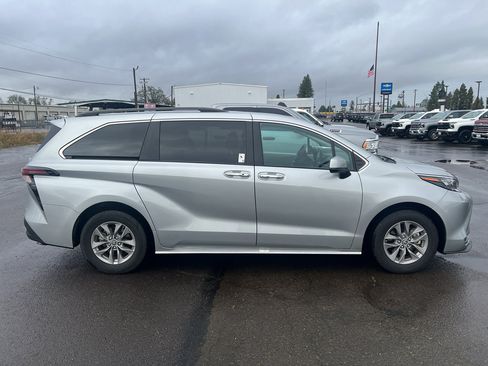 Used 2024 Toyota Sienna XLE image 12