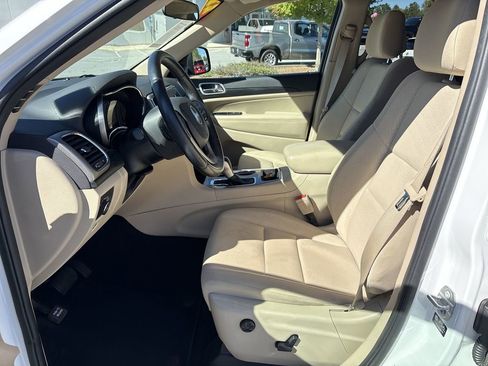 Used 2021 Jeep Grand Cherokee Laredo image 21