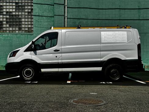 Used 2018 Ford Transit 250 130 Low Roof RWD image 9