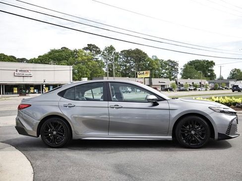 Used 2025 Toyota Camry SE FWD image 11