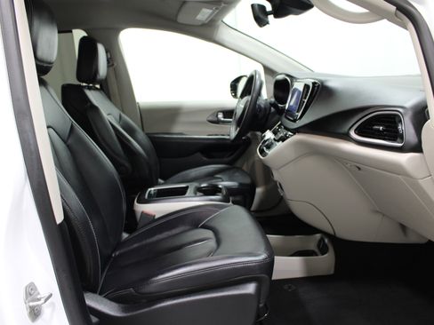Used 2024 Chrysler Pacifica Touring-L FWD image 26