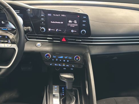 Used 2022 Hyundai Elantra SEL w/ Convenience + Premium Package FWD image 13