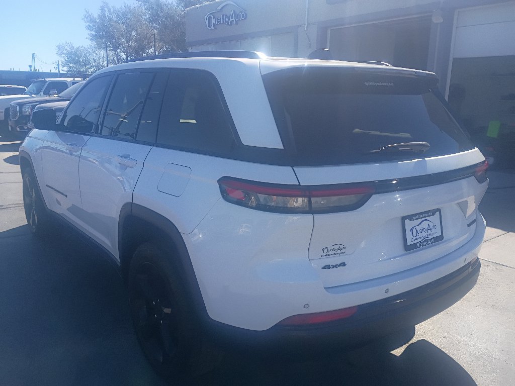 Used 2023 Jeep Grand Cherokee Limited w/ Black Appearance Package AWD/4WD image 8