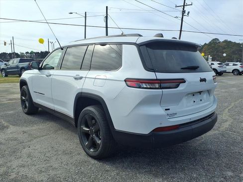 Used 2023 Jeep Grand Cherokee L Laredo image 4