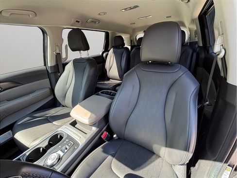 Used 2026 Kia Carnival LXS Hybrid FWD image 2