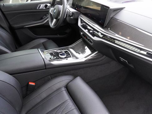 Used 2025 BMW X7 M60i image 10