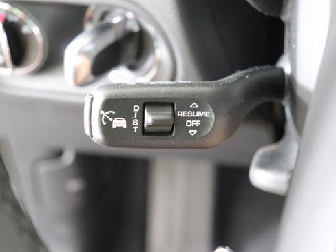 Used 2025 Porsche Macan image 36