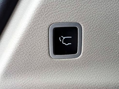 Used 2023 Chrysler Voyager LX FWD image 11