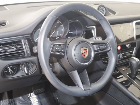 Used 2025 Porsche Macan image 6