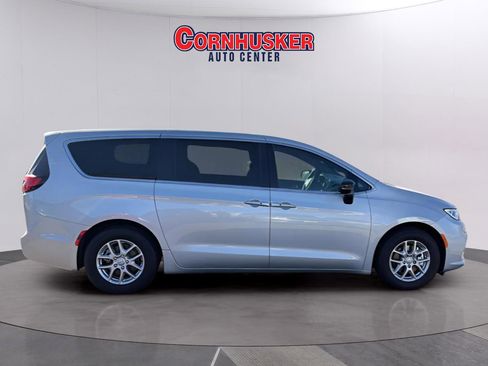 New 2026 Chrysler Pacifica Select image 2