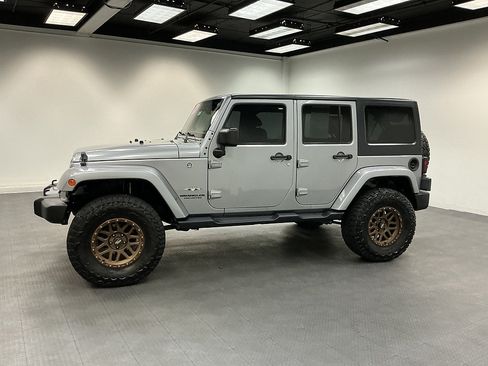 Used 2017 Jeep Wrangler Unlimited Sahara w/ Connectivity Group AWD/4WD image 2