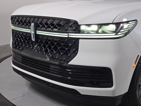 Used 2026 Lincoln Navigator Reserve AWD/4WD image 10