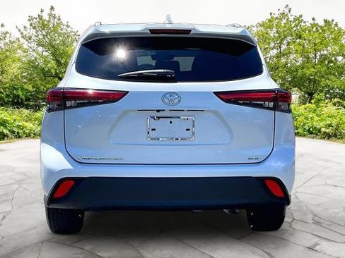 Used 2023 Toyota Highlander XLE FWD image 4