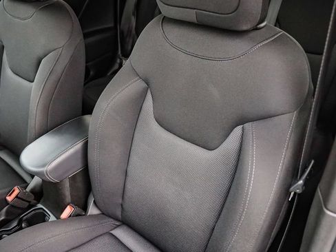 Used 2023 Jeep Renegade Latitude AWD/4WD image 29