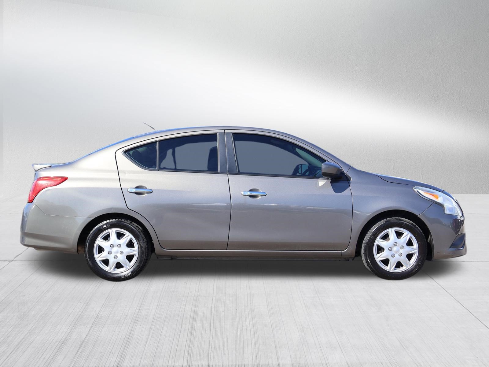 Used 2015 Nissan Versa SV FWD image 5