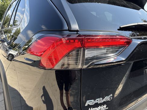 Used 2022 Toyota RAV4 XLE AWD/4WD image 12